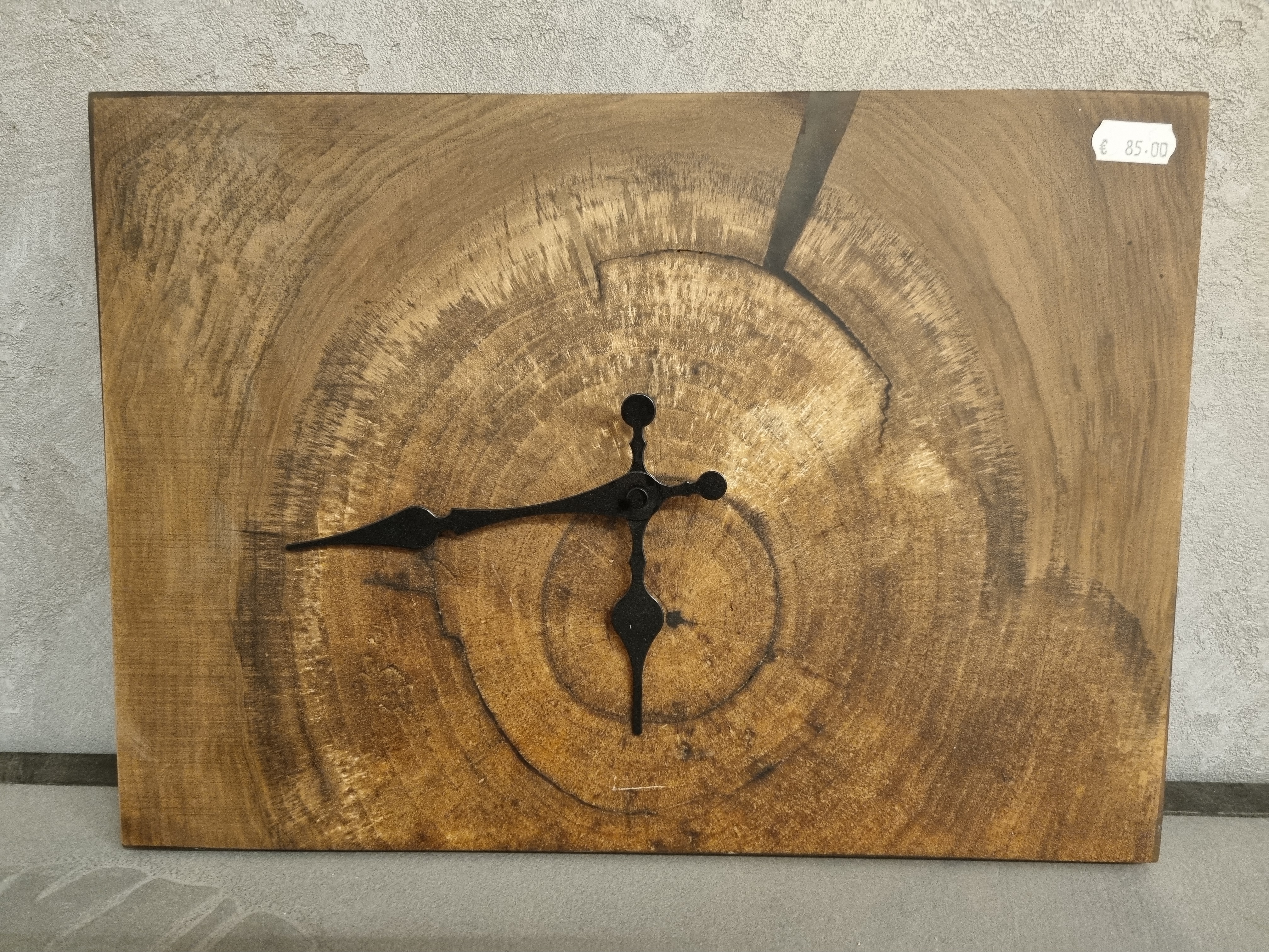 Uhr gefertigt aus einer Baumscheibe