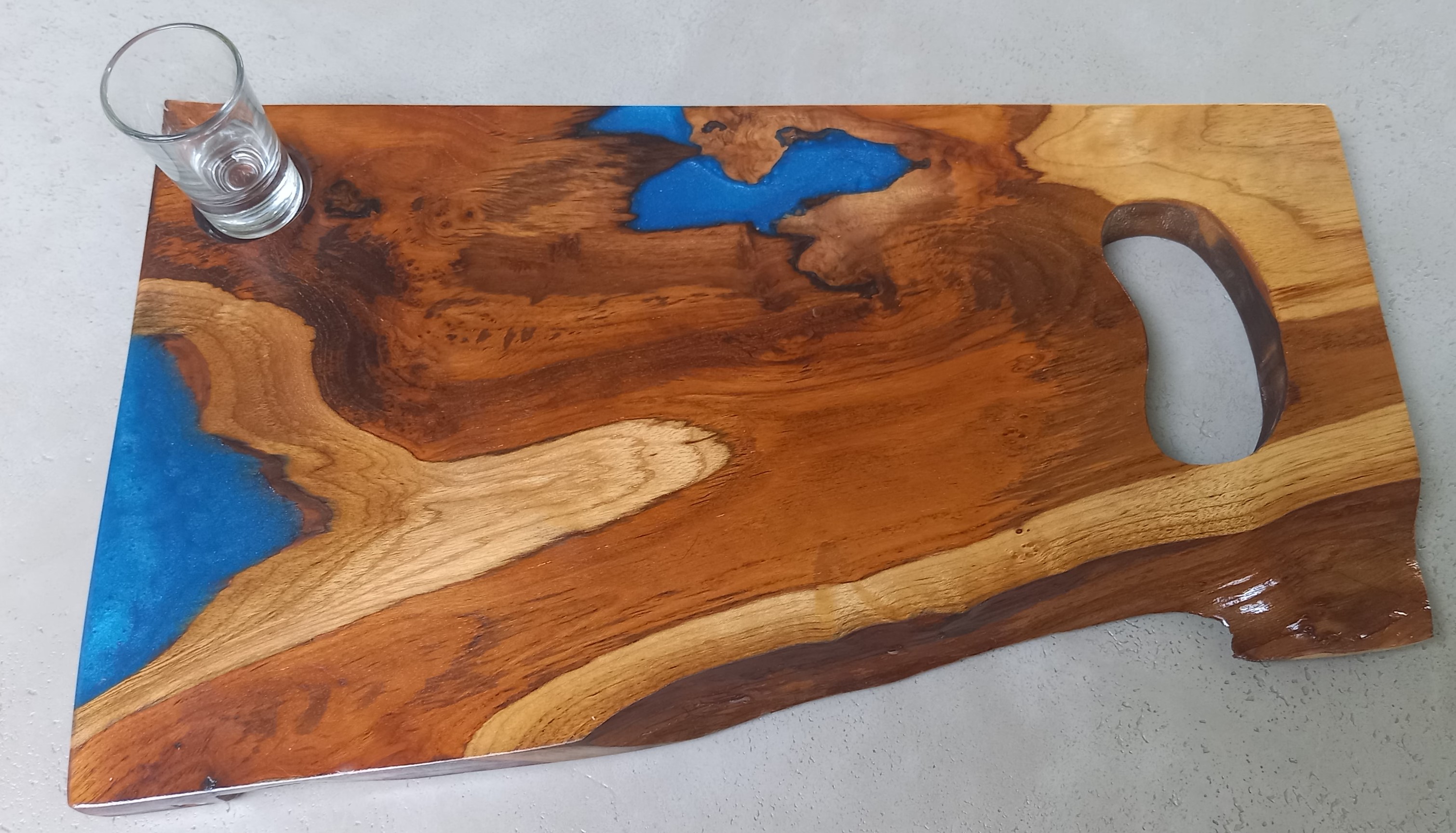Brotzeitbrett aus Holz und Harz
