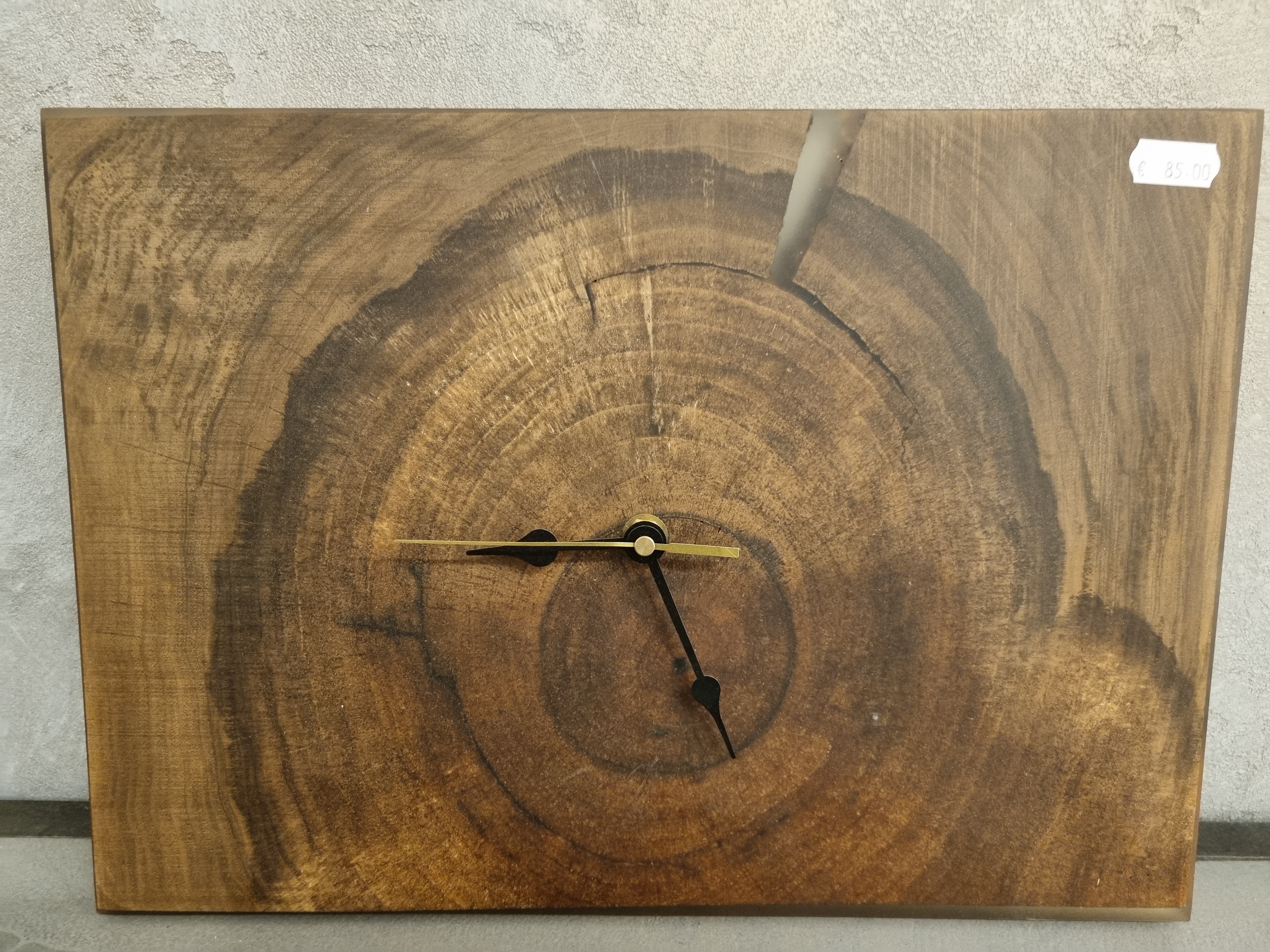 Uhr gefertigt aus einer Baumscheibe